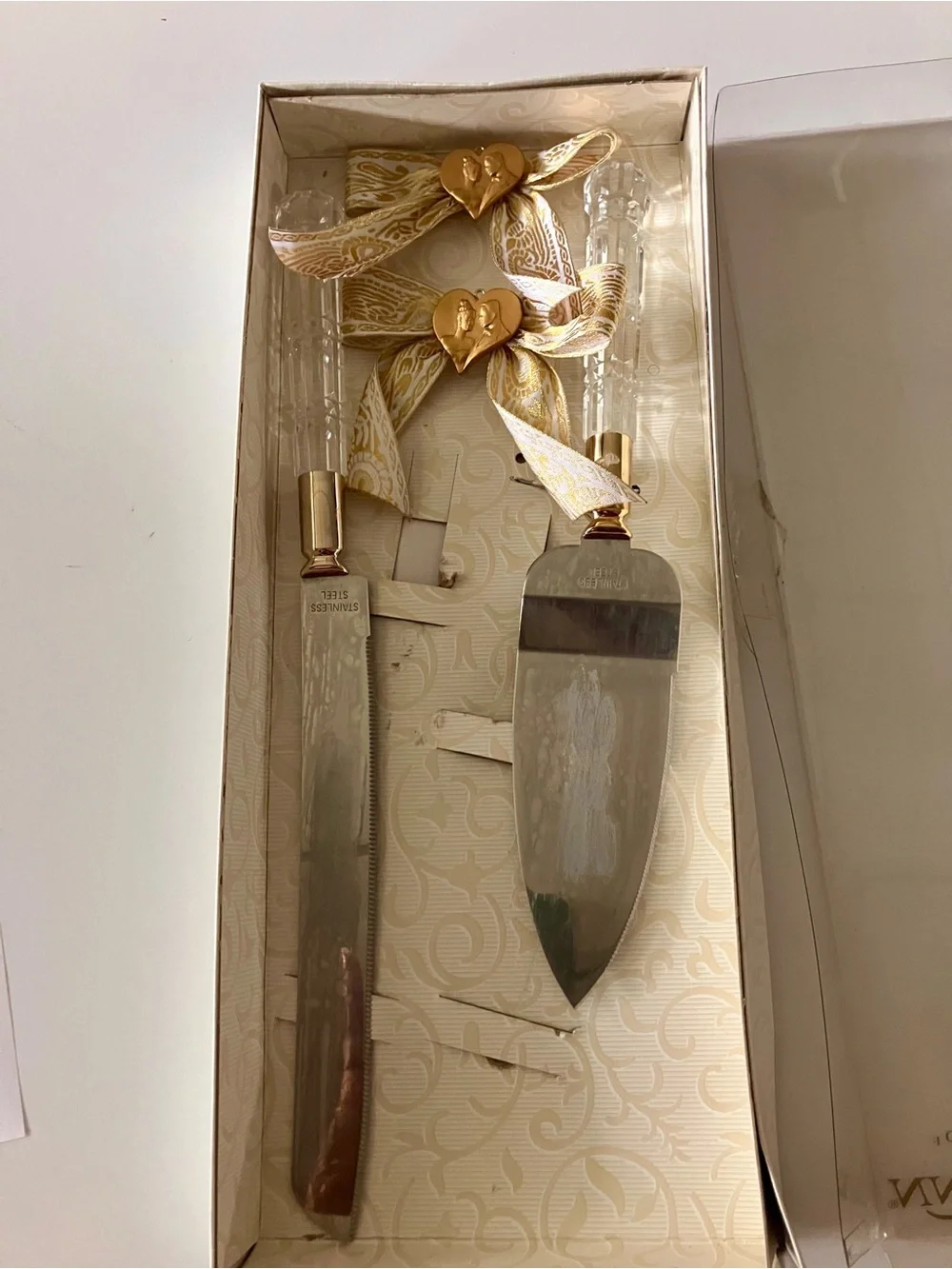Ty Wilson Jamie LynnCream and Gold Wedding Cake Server Set. Names filed off
